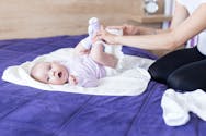 Soins de bébé : des lingettes rappelées à cause d’une contamination microbienne