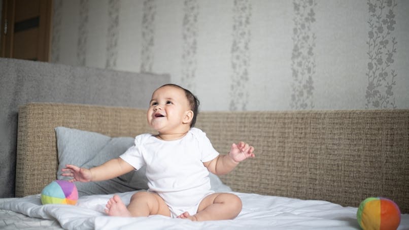 bébé joue sur le lit