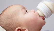Lait anti-reflux ou lait A.R : comment choisir le lait adapté ?