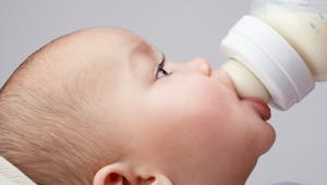 Lait anti-reflux ou lait A.R : comment choisir le lait adapté ?