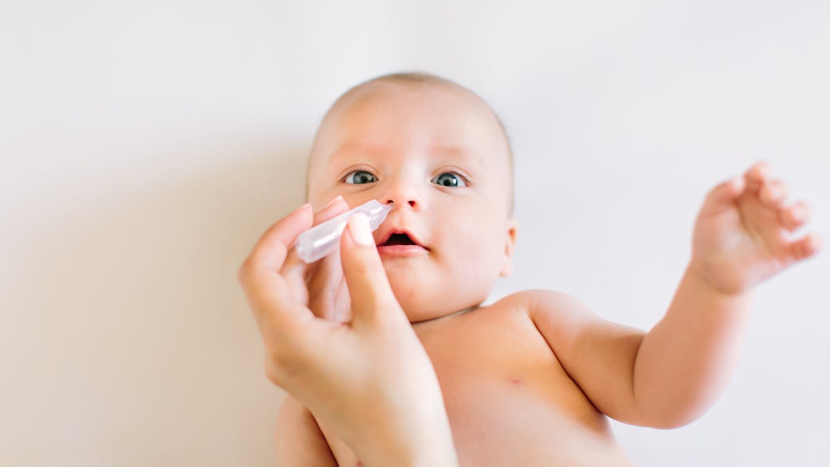 Le sérum physiologique peut être utilisé pour nettoyer le nez de bébé.