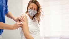 Covid-19 : pourquoi les femmes enceintes ne sont-elles pas prioritaires pour la vaccination ?