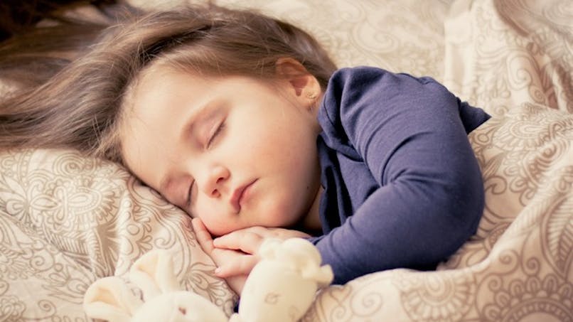 enfant qui dort avec doudou
