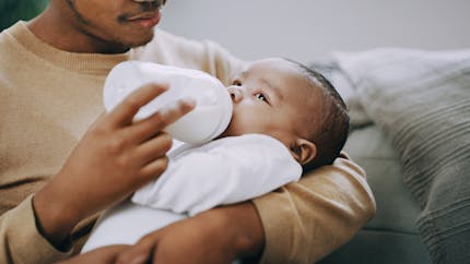 Lait infantile certifié bio : pourquoi le choisir pour votre bébé ?