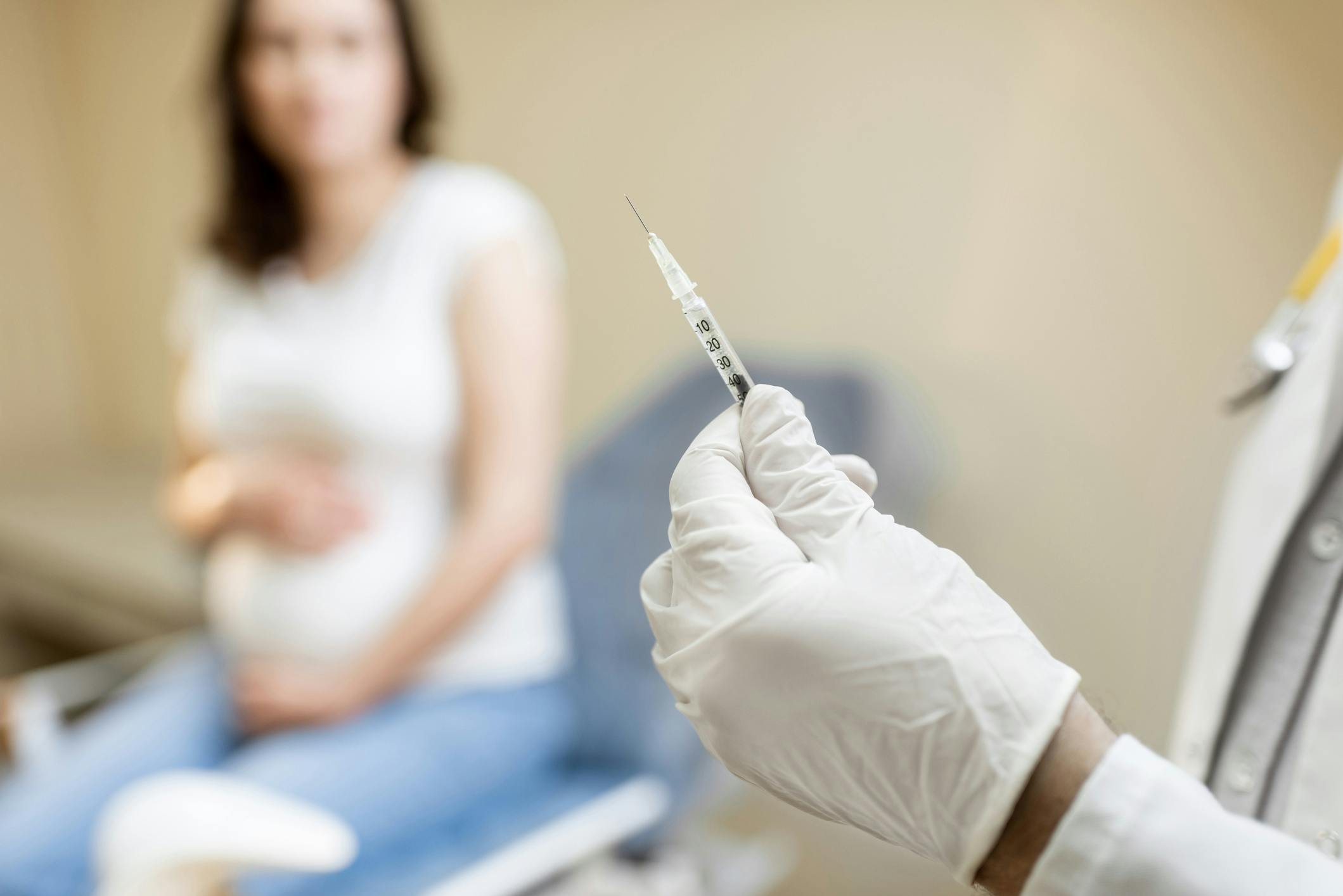 Многие беременные женщины не прошли вакцинацию от COVID-19.