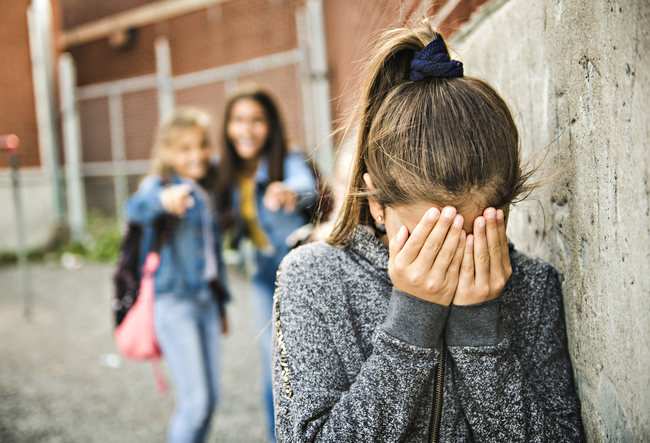 Girls school bullying. Буллинг в школе девочек. Подростки в школе. Драки школьников в школе девочек. Буллинг девушки в школе.