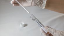 COVID-19 : les tests nasopharyngés mal réalisés peuvent être dangereux, alerte l'Académie de Médecine