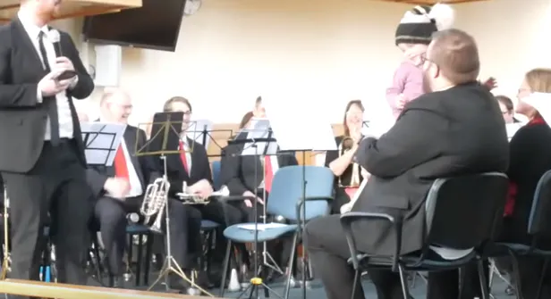 Papa Je Veux Un Calin Une Fillette Interrompt Un Discours Dans Une Adorable Video Parents Fr