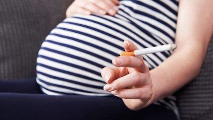 Tabac et grossesse : après avoir failli perdre son bébé, une maman témoigne 