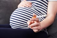 Tabac et grossesse : après avoir failli perdre son bébé, une maman témoigne