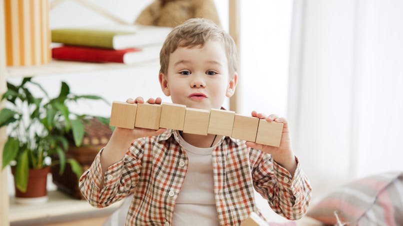 enfant avec des cubes en bois