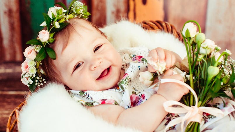 bébé avec une couronne de fleurs dans les cheveux