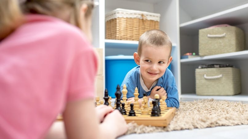 enfant qui joue aux échecs