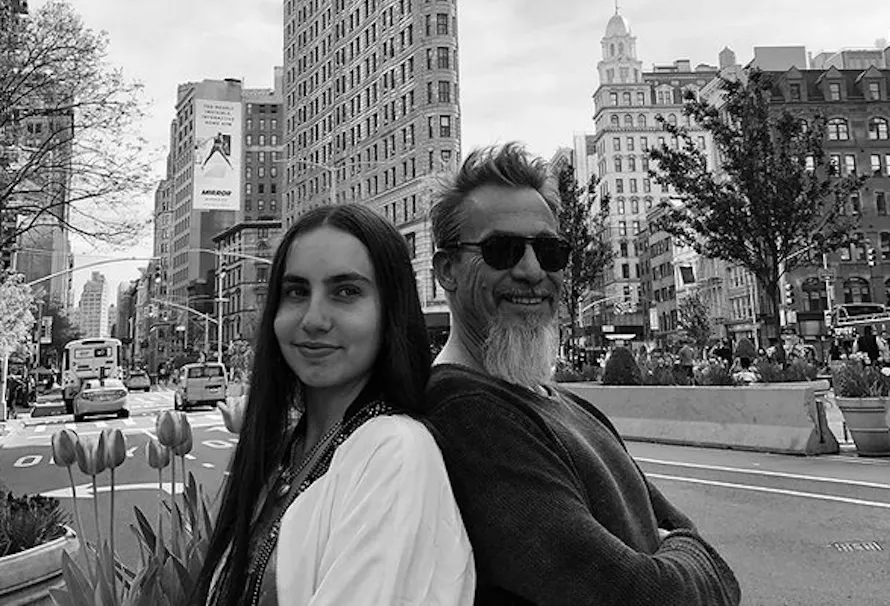 Artiste, amoureuse et engagée : découvrez qui est la fille de Florent Pagny | Parents.fr