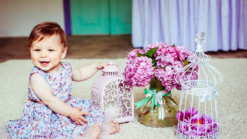 bébé à côté de fleurs