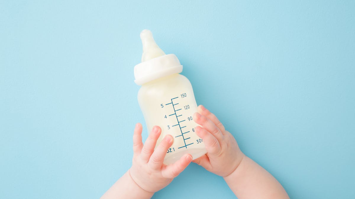 Quantite Lait Bebe Quelle Quantite De Lait Infantile Et A Quel Age Pour Bebe Parents Fr Quantite Lait Bebe Quelle Quantite De Lait Infantile Et A Quel Age Pour Bebe Parents Fr