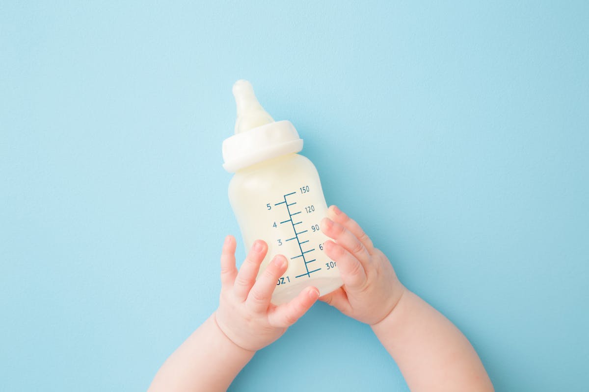 Quantité lait bébé : quelle quantité de lait infantile et à quel âge pour  bébé ?
