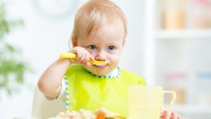 Les bons réflexes pour aider bébé à mieux manger