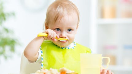 Les bons réflexes pour aider bébé à mieux manger