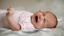Le syndrome du tourniquet chez bébé : une maman alerte sur le danger du cheveu étrangleur