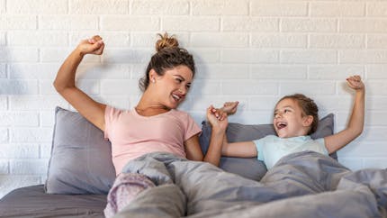Parents et enfants : comment bien s’étirer le matin avec la sophrologie 