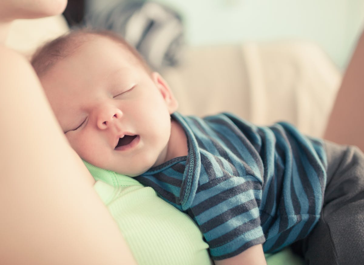 Bébé a 1 mois : son sommeil, son alimentation, les soins dont il a besoin