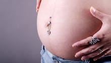 Piercing et grossesse : cette mère explique pourquoi il ne faut surtout pas en avoir un au nombril