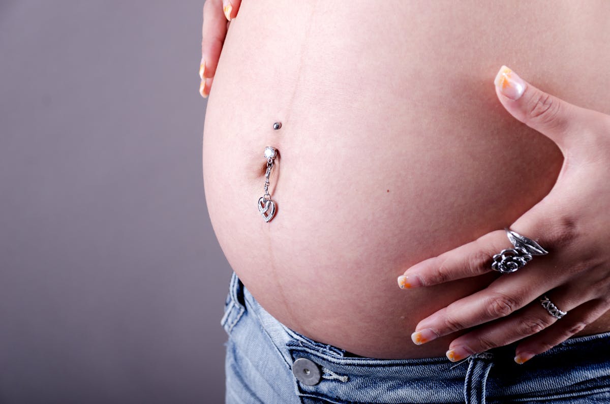 Piercing et grossesse : une mère regrette amèrement son piercing ...