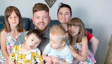 Père adoptif de cinq enfants handicapés, il adopte un garçon de 2 ans atteint de paralysie cérébrale