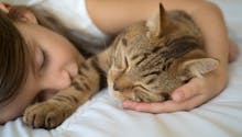 Enfants : dormir avec un animal de compagnie a-t-il un impact sur leur sommeil ?