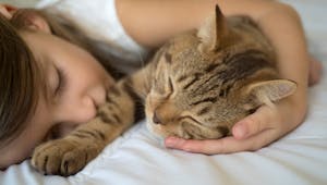 Enfants : dormir avec un animal de compagnie a-t-il un impact sur leur sommeil ? 