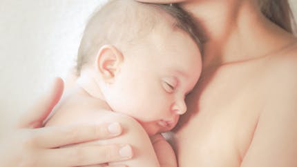 Peau à peau avec bébé : de nouveaux bienfaits découverts