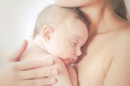 Comment pratiquer le peau à peau avec bébé dès la maternité ?