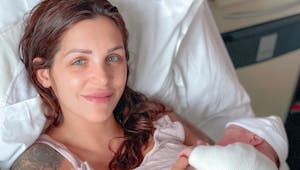 Julia Paredes maman : après un accouchement difficile, découvrez le prénom original de son bébé 