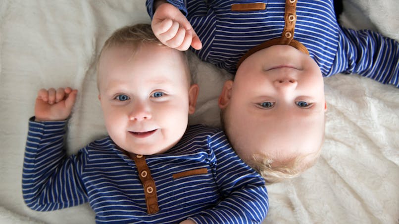 bébés habillés avec un body bleu à rayures