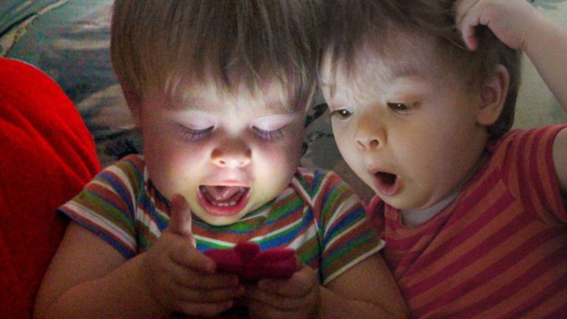 bébés regardant un écran