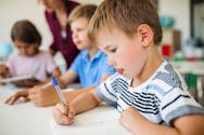 Apprentissages : on apprend mieux à lire si on écrit à la main, selon une étude
