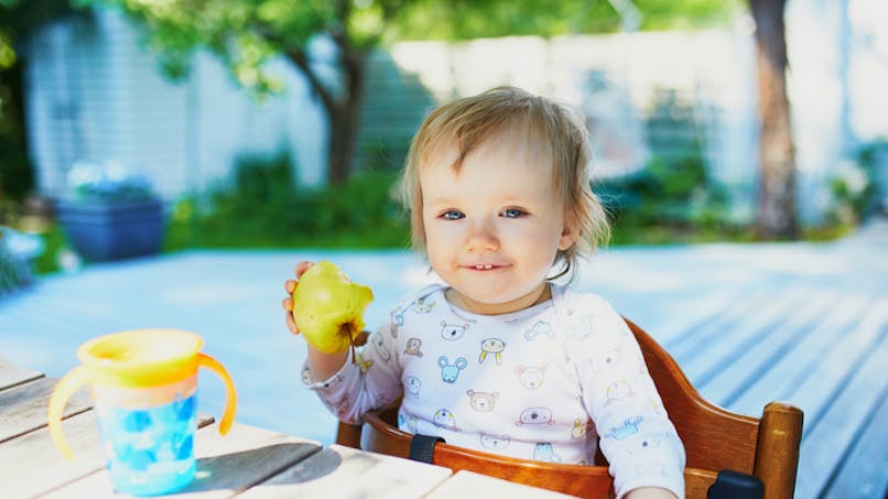 bébé qui mange un fruit