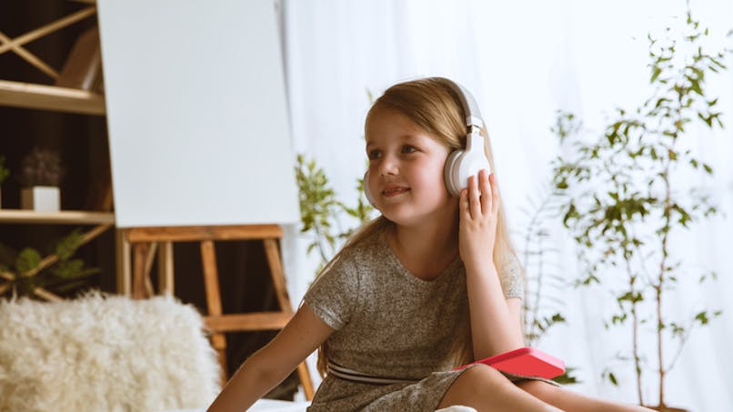 fille qui écoute la musique avec des écouteurs aux oreilles