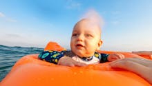 L'incroyable sauvetage d'un bébé parti à la dérive sur sa bouée en mer