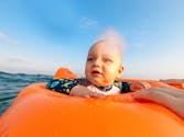 L'incroyable sauvetage d'un bébé parti à la dérive sur sa bouée en mer