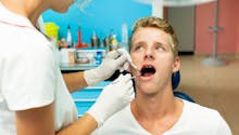 Un adolescent se fait retirer 82 dents !