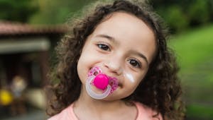 Dents de bébé : quel est l'impact de la tétine et du suçage de pouce ? 
