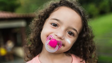 Dents de bébé : quel est l'impact de la tétine et du suçage de pouce ? 