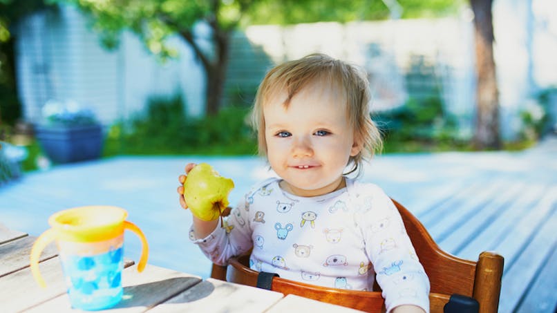 bébé croque une pomme