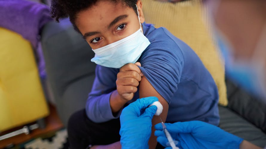 Un enfant se fait vacciner