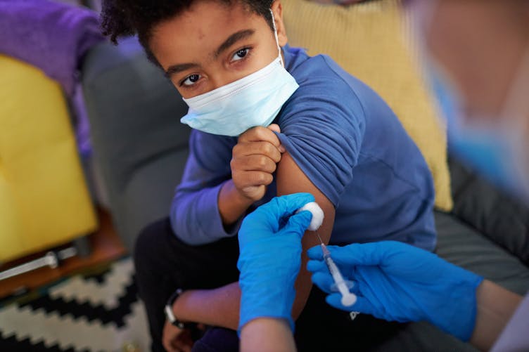 Un enfant se fait vacciner