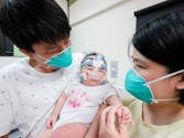 Le plus petit bébé du monde à la naissance quitte enfin l'hôpital, en bonne santé !
