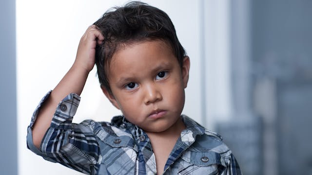 Psycho : mon enfant s'arrache les cheveux | parents.fr