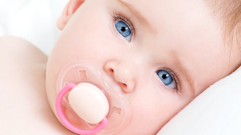 un bébé avec des yeux bleu